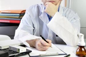 Fournir des conseils et des prescriptions aux membres de sa famille et aux amis, est une pratique courante pour les médecins