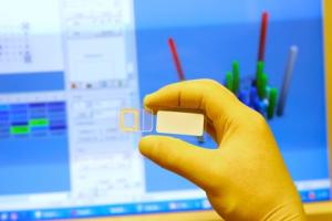 Avec cette labopuce, es bactéries sont prises au piège et détectées en quelques minutes. Avec cette labopuce, es bactéries sont prises au piège et détectées en quelques minutes.