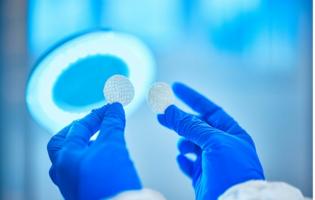 Les ulcères du pied diabétique sont chroniques, difficiles à cicatriser et potentiellement mortels. Il existe très peu d’options pour les ulcères diabétiques pénétrant dans l'os ou le tendon (Visuel Kerecis) Les ulcères du pied diabétique sont chroniques, difficiles à cicatriser et potentiellement mortels. Il existe très peu d’options pour les ulcères diabétiques pénétrant dans l'os ou le tendon (Visuel Kerecis)