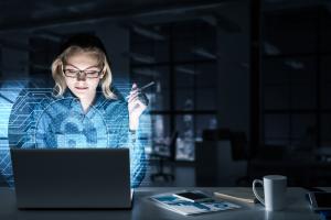Facteur bien établi de troubles métaboliques et de certains cancers, liés au dérèglement de l’horloge biologique, la pollution lumineuse excessive pourrait aussi augmenter le risque de maladie d'Alzheimer (Visuel Adobe Stock 343864074)