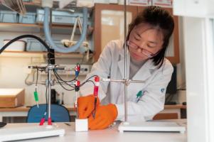 Cette équipe de bioingénieurs développe des microrobots inspirés par la croissance osseuse et capable de créer leur propre tissu osseux (Visuel Olov Planthaber/LiU) Cette équipe de bioingénieurs développe des microrobots inspirés par la croissance osseuse et capable de créer leur propre tissu osseux (Visuel Olov Planthaber/LiU)