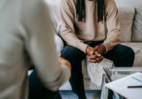 La psychanalyse permet ainsi de se tourner vers l'avenir pour nous aider à dépasser nos blessures et nos blocages (Visuel Pexel 5699434)