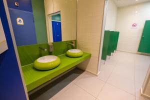 Si 60% des voyageurs avaient les mains exemptes de germes, la propagation de l’épidémie serait ralentie de 70% ! Si 60% des voyageurs avaient les mains exemptes de germes, la propagation de l’épidémie serait ralentie de 70% !