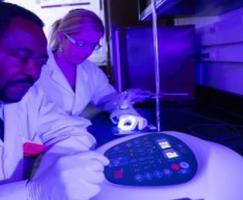 Qui dit lumière bleue dit baisse des niveaux de mélatonine