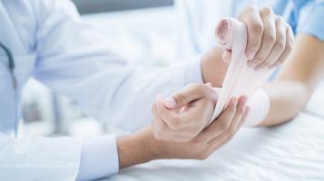 Ce pansement intelligent permettrait également de contribuer à la prise en charge des plaies chroniques ou aiguës sur des terrains extrêmes comme les lieux de guerre. 