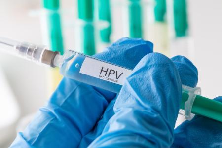 Ces 2 nouvelles revues Cochrane confirment que la vaccination contre le HPV prévient efficacement le cancer du col de l'utérus (Visuel Adobe Stock 117679416)