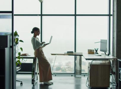 Levez-vous régulièrement, conseille cette équipe qui confirme l’efficacité de ce comportement pour améliorer la santé cardiaque, en particulier après la ménopause (Visuel Adobe Stock 1351508646)