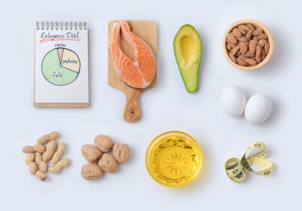 C’est à nouveau l’axe intestin-cerveau qui est impliqué dans ces bénéfices d’un régime cétogène, riche en graisses et pauvre en glucides, pour la santé cérébrale et cognitive (Visuel Adobe Stock 194727928)