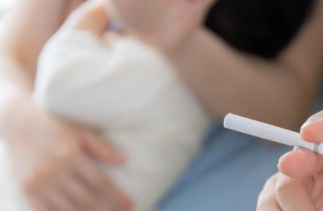 L'exposition à la fumée dans les premiers stades de la vie modifie les habitudes de sommeil à l’âge adulte 