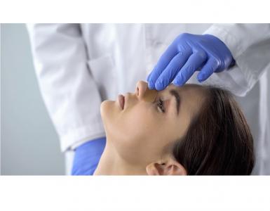 Cosmétique ou fonctionnelle, la rhinoplastie chirurgicale poursuit un même objectif, restaurer la qualité de vie du patient