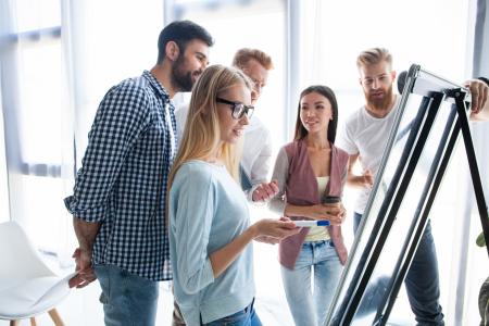 Rester plus souvent et plus longtemps debout durant la journée peut contribuer à prévenir les maladies chroniques (Visuel Adobe Stock 225411951) 