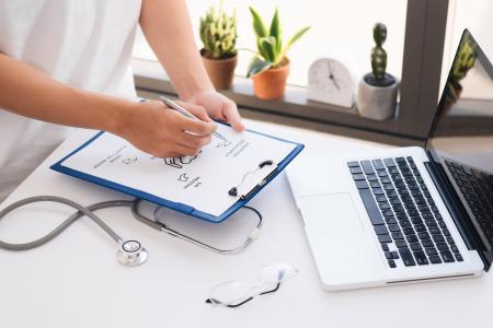 Quel que soit l’âge, les « dangers » de l’obésité sont maintenant bien documentés, cependant, les relations entre la perte de poids à long terme, le fonctionnement physique et la mortalité chez les personnes âgées restent peu étudiées (Visuel Adobe Stock 249293728)