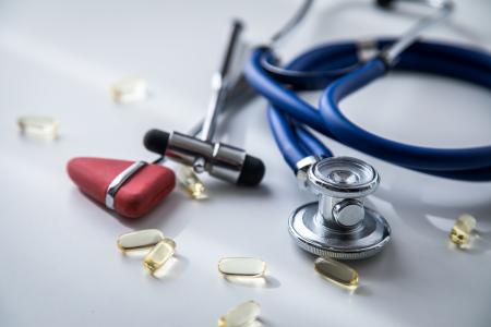 Ces 2 symptômes précoces de la sclérose en plaques (SEP) sont révélateurs du développement futur de la maladie, de sa sévérité et de son pronostic (Visuel Adobe Stock 265819846)