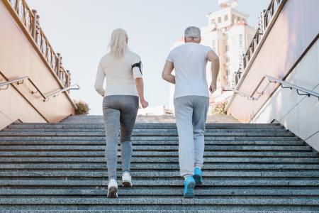 Une marche rapide est toujours efficace à réduire le risque d’arythmie cardiaque voire de fibrillation auriculaire (FA) même si ces résultats dépendent d’autres facteurs de risque cardiovasculaire (Visuel Adobe Stock 287658770)