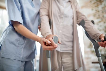 La pratique de la marche a permis de réduire les institutionnalisations de patients âgés qui peuvent aujourd’hui être suivis à domicile (Visuel Adobe Stock 293410477).