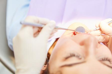 Les liposomes ouvrent la voie à un nouveau système d'administration d'antibiotiques permettant de cibler les infections agressives des gencives (Visuel Adobe Stock 295793448)