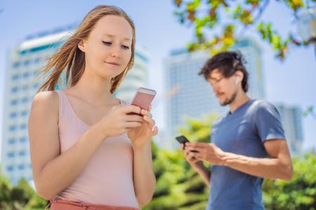 Au-delà de 30 minutes ou plus de dialogue au téléphone par semaine, le risque d'hypertension artérielle augmente de 12 % par rapport à moins de 30 minutes (Visuel Adobe Stock 351135926)