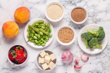 Les bouffées de chaleur associées à la période de la ménopause, semblent un symptôme moins gênant chez les femmes ayant opté pour un régime végétarien ou végétalien (Visuel Adobe Stock 362639000)