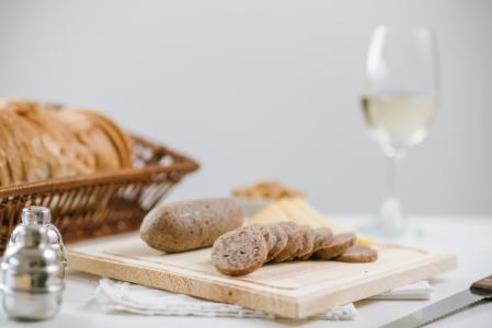 Les céréales complètes devraient être préférées aux céréales raffinées, moins riches en fibres, en vitamines B et E et en minéraux et à l’indice glycémique plus élevé (Visuel Adobe Stock 375881692)