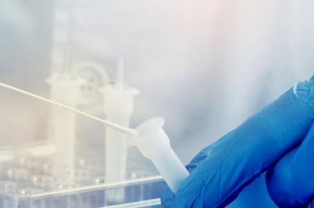 Un rhume pourrait bien protéger contre le COVID-19 (Visuel Adobe Stock 409888808)