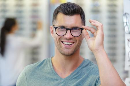 Lunettes de vue homme : styles, formes, filtres lumière bleue, conseils d’opticien et entretien. Tout pour choisir une paire adaptée à votre visage (Visuel Adobe Stock 413919904)