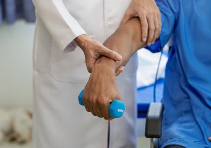 Définie par une chute de la pression artérielle systolique au passage en position debout, avec une sensation de malaise ou de vertige, l’hypotension orthostatique pourrait être liée au risque de démence (Visuel Adobe Stock 638693248)