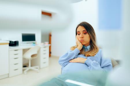 Il existe une corrélation entre le recours répété à des soins en urgence, au cours de la grossesse et le risque significativement plus élevé de connaître une complication sévère au moment de l’accouchement (Visuel Adobe Stock 735575178)