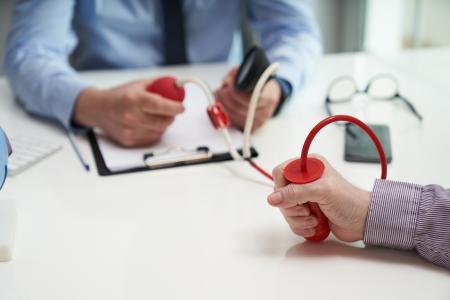 La façon dont la personne saisit un objet peut constituer un test et apporter un premier indice dans le diagnostic du trouble du spectre autistique (Visuel Adobe Stock 370346417)