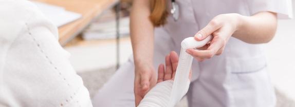 Ces 2 nouveaux types de pansements à base de nanofibres, décrits dans deux articles distincts, utilisent des protéines naturellement présentes dans les plantes et les animaux pour favoriser la cicatrisation et la régénération des tissus