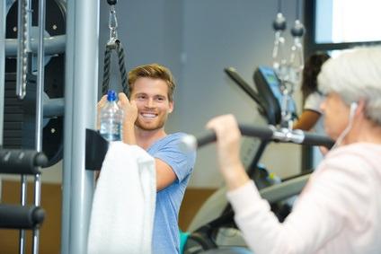 Une activité physique d’au moins 2,5 heures par semaine pourrait avoir des effets bénéfiques sur les marqueurs de la maladie et retarder le déclin cognitif