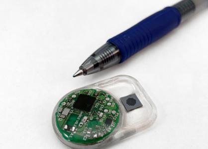 Cet implant qui permet la libération contrôlée de médicaments à distance, va permettre de mieux les gérer et de contrôler leur polymédication. 