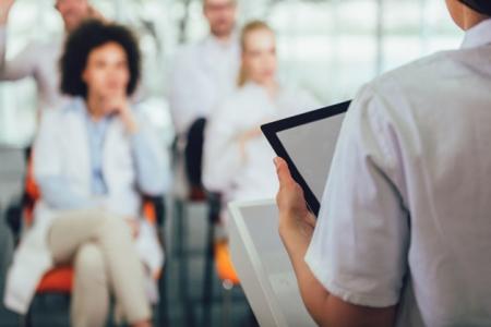 Si Ekivie fait office de référence dans la formation en kinésiologie, le métier de kinésiologue demeure récent et non-réglementé. Par conséquent, il convient de bien comprendre la technique afin d’orienter au mieux ses choix de reconversion professionnelle (Visuel istock 1139111697)