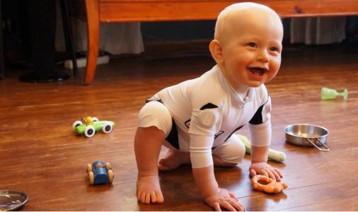 Cette combinaison intelligente fournit des informations sur les mouvements et le développement des nourrissons