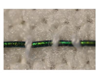 Tissée avec des fibres photoniques qui changent de couleur, cette bande de compression signale, au patient ou au soignant, le niveau de pression