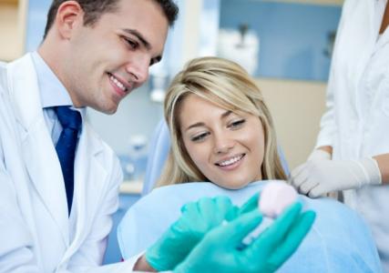 Un sourire. Parfois, il est la première chose que l’on remarque, une signature silencieuse (Visuel Dentiste Rocketlinks)