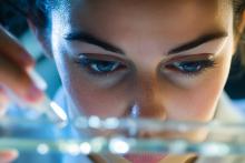 Ce nouveau biocapteur est capable d’identifier une protéine salivaire dont les niveaux anormaux ont liés à la dépression, à la schizophrénie et au trouble bipolaire (Visuel Adobe Stock 1264873371)