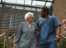 Les personnes âgées qui ont peur de tomber utilisent des stratégies de mobilisation pour garder l'équilibre lorsqu'elles tournent (Visuel Adobe Stock 1879767245) Les personnes âgées qui ont peur de tomber utilisent des stratégies de mobilisation pour garder l'équilibre lorsqu'elles tournent (Visuel Adobe Stock 1879767245)