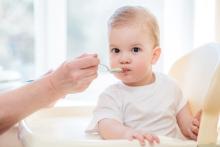Avec des conseils pour éviter les comportements obésogènes chez le très jeune enfant (Visuel Fotolia 164218280)